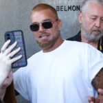 Ricky Martin encontra fãs na saída de hotel antes de show no Maracanã